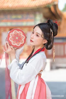 舞蹈拍鼓的古装美女图片