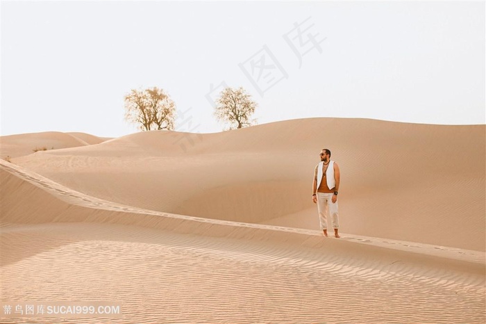 沙漠时尚旅拍帅哥图片