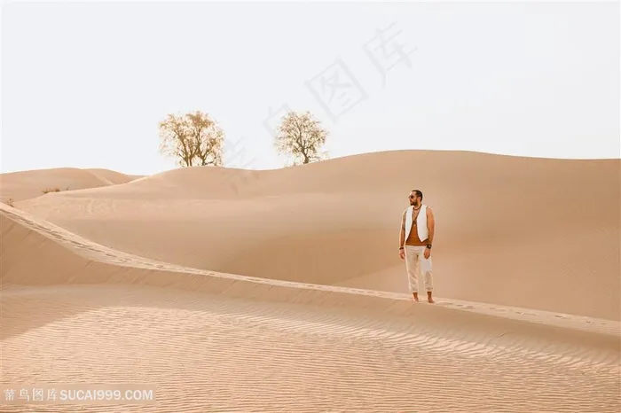 沙漠时尚旅拍帅哥图片