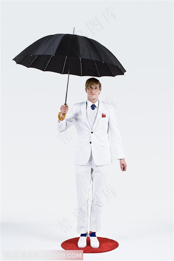 广告创意素材-打着黑伞的男人