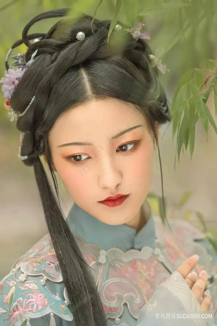 户外柳树旁写真汉服端庄女子图片