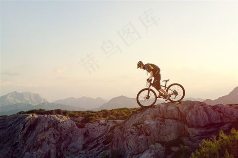 山地上骑自行车的男士高清图片素材