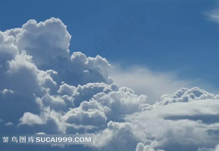 白云翻滚的天空
