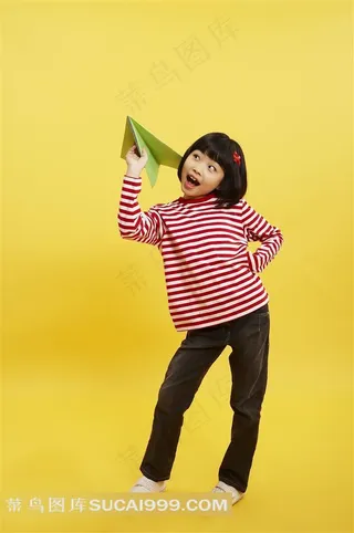 拿纸飞机的可爱女孩素材