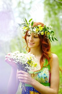 头戴花环清纯美女图片