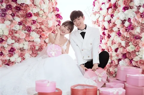 浪漫花柱里的快乐恋人婚纱样片