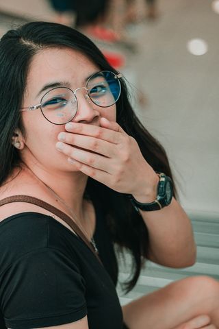 用手捂住嘴巴的女人图片