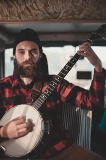 络腮胡男人弹琴图片