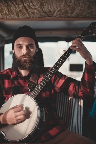 络腮胡男人弹琴图片