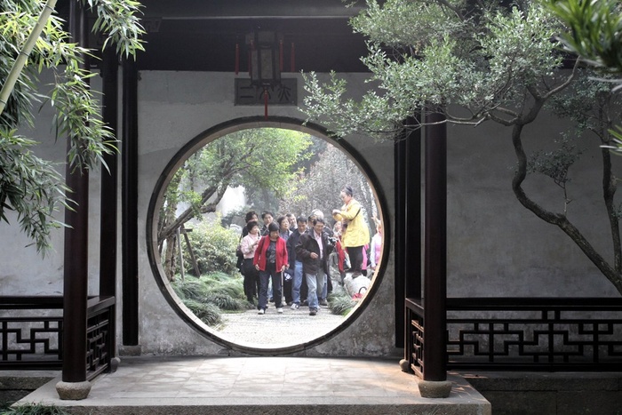 白色围墙间的月亮门