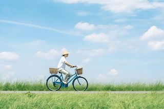 清新草地骑车云朵背景