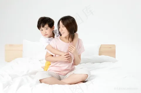 小男孩 小学生 幸福家庭 温馨家庭 温馨 高兴 母子 开心