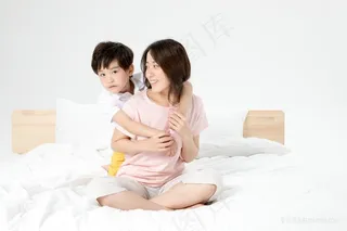 小男孩 小学生 幸福家庭 温馨家庭 温馨 高兴 母子 开心