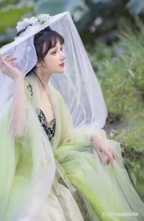 绿色古装户外写真摄影美女图片