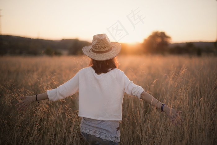 芦苇荡美女背影图片