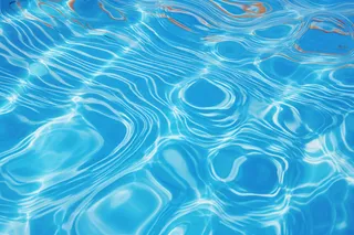 游泳池水阳光下蓝色波纹摄影图