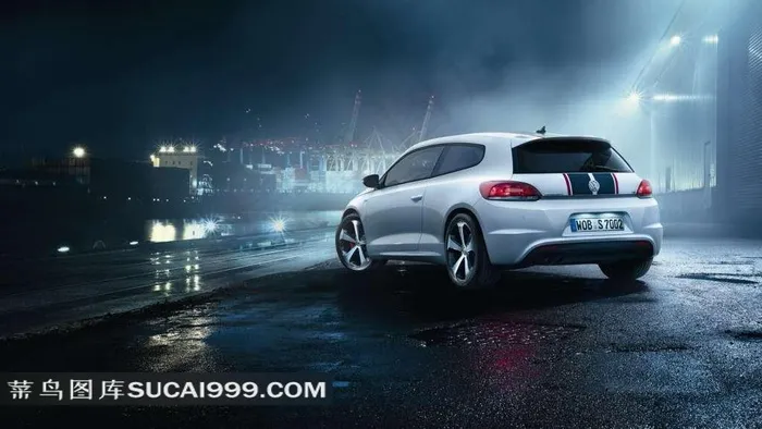 码头上的尚酷汽车背面