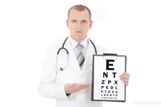 手拿视力表的男医生高清图片