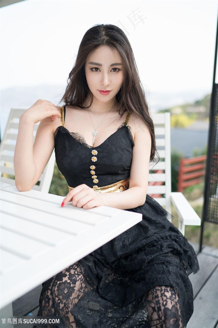 坐在椅子上的高清性感气质美女穆菲菲图片