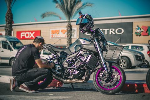 修理摩托车男人图片