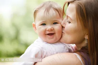 母亲和婴儿系列 - 亲吻宝宝的幸福母亲