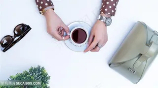 优雅拿着咖啡杯图片