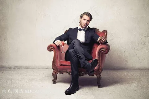 坐在沙发上的贵族男士男人图片