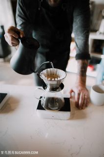 正在萃茶的男士