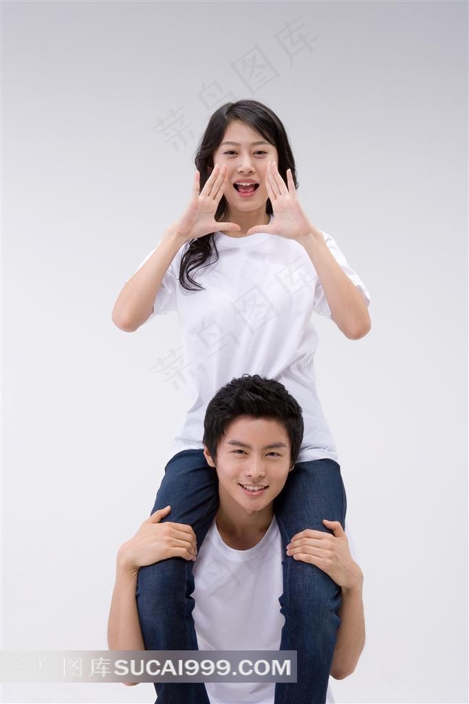 骑在男孩脖子上的女孩素材