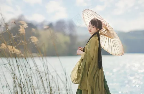 湖庭边唯美写真摄影绿色古装美女图片素材