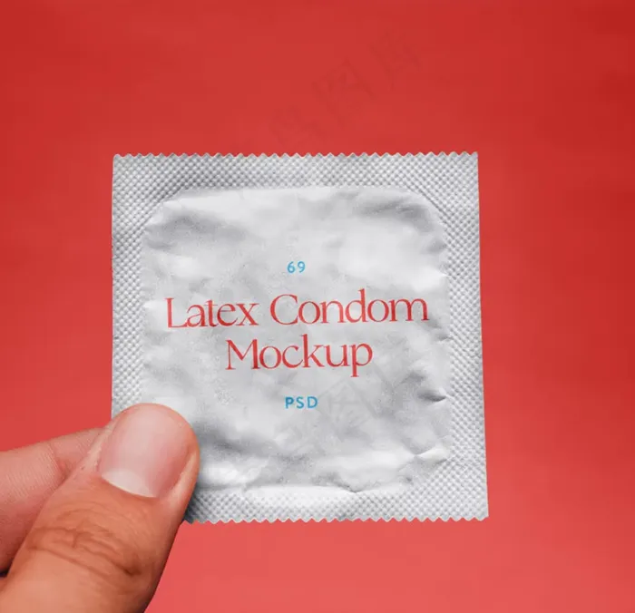 手持避孕套包装样机psd模版下载