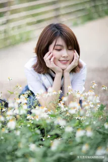 花园里的清纯美女校花珺珺写真图片