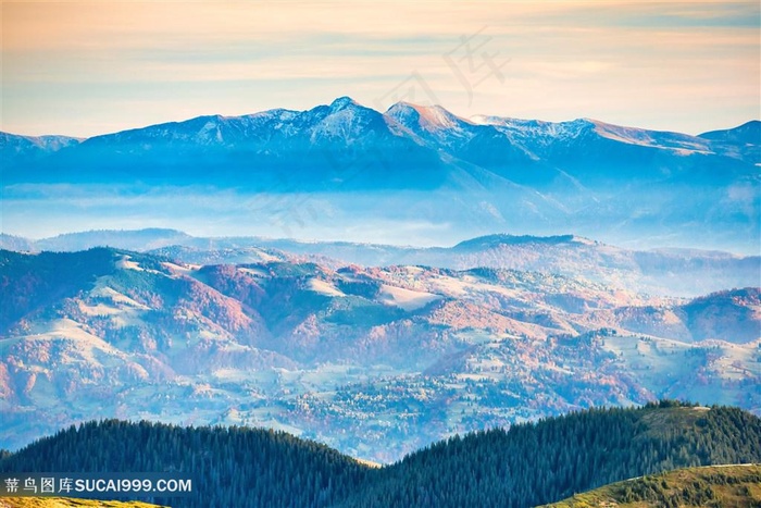 连绵的山脉景色高清图片