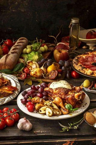 美食餐桌餐厅，烤肉披萨西餐水果红酒摄影图