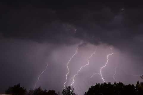 阴云笼罩下的自然景观高清图片