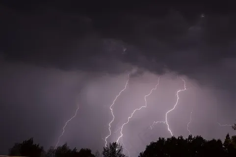 阴云笼罩下的自然景观高清图片