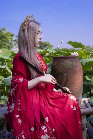 红衣古风美女写真图片