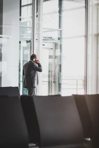 西装商务男背影图片