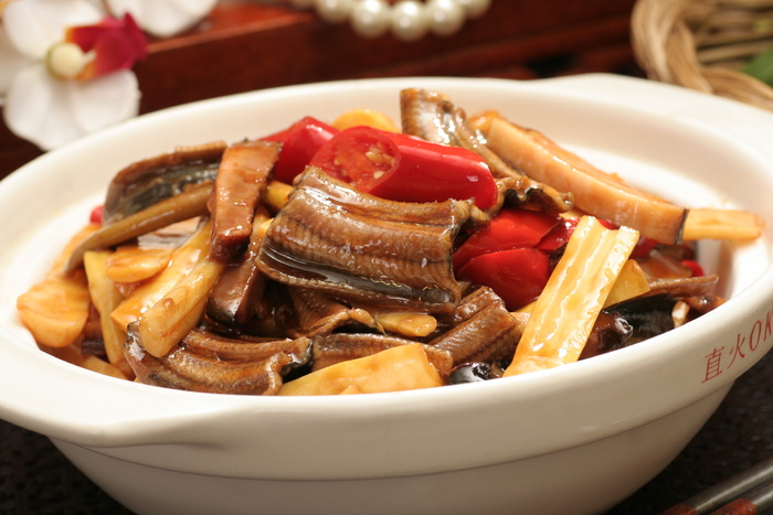 腊肉脆笋焖鳝段
