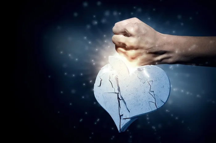 用手击碎心形