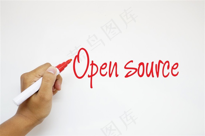 手拿红笔写英文字母