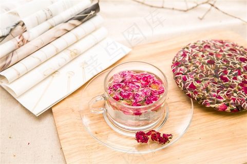 金边玫瑰花蕾茶饼茶杯摄影