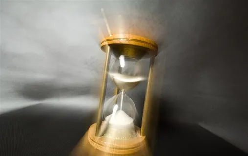 动感模糊沙漏高清图片 动感模糊沙漏高清图片