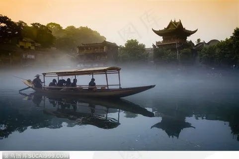 湖南·凤凰古城江面上的船只