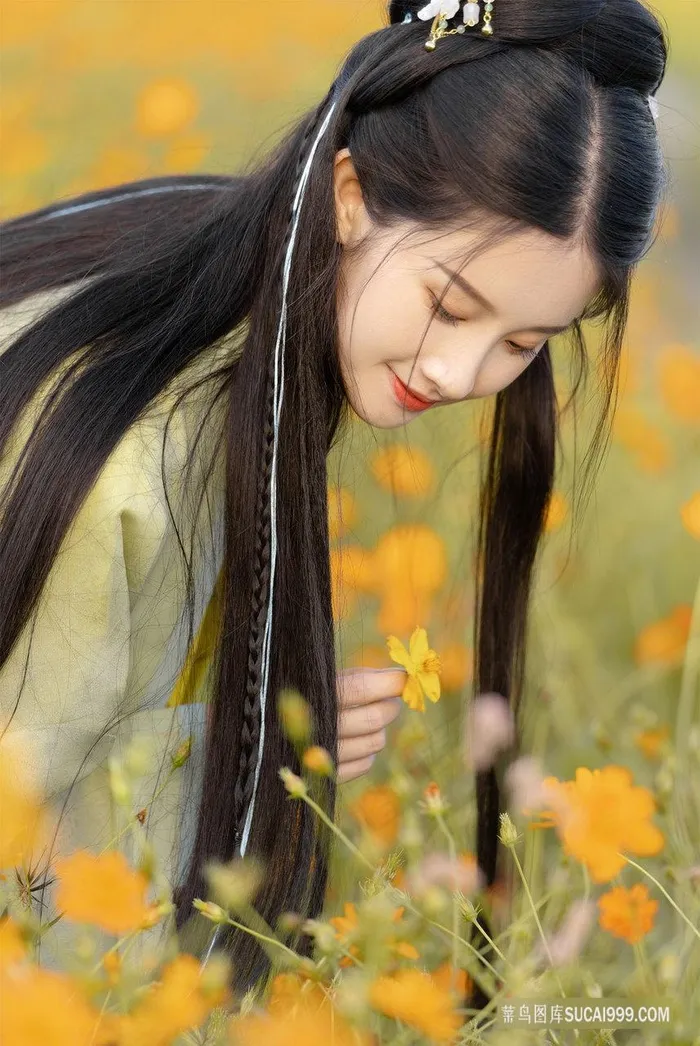 低头赏花的古装少女图片
