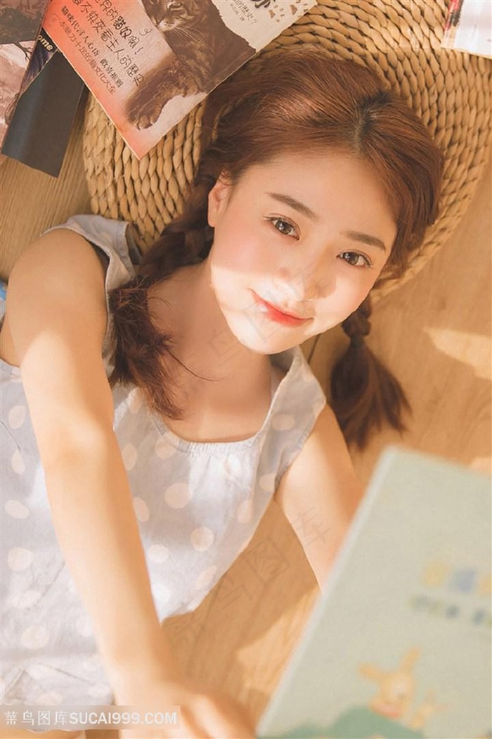 躺在地板上的高清美女图片