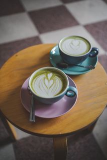 两杯手拉花咖啡图片