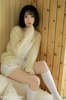 靠在木墙上的清纯短发美女图片