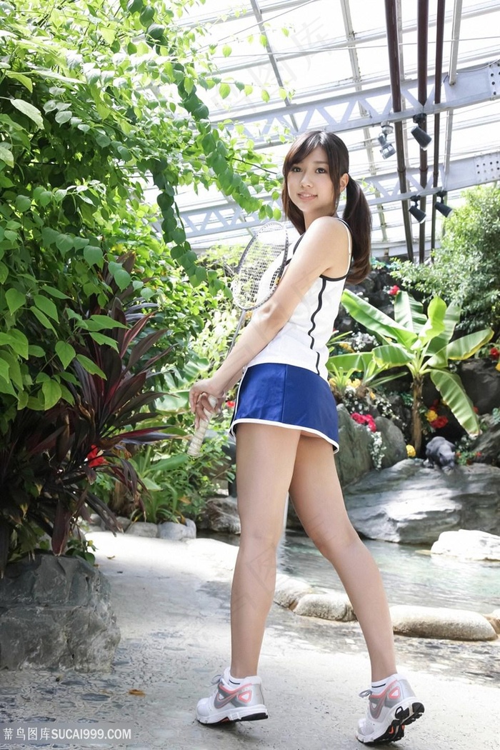 拿着羽毛球拍的日本美女大貫彩香图片