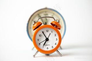 橘色复古小闹钟图片